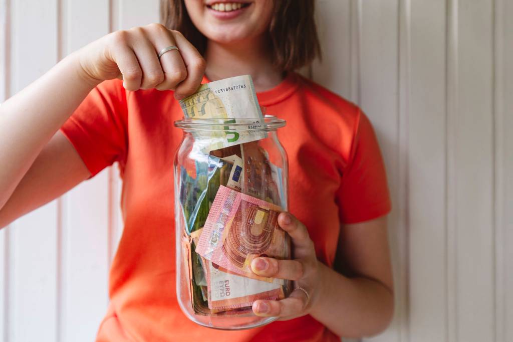 junge Frau geld