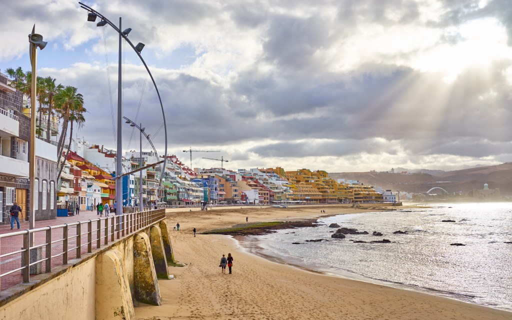 Playa de las Canteras auf Gran Canaria ist ideal für erste Laufversuche.