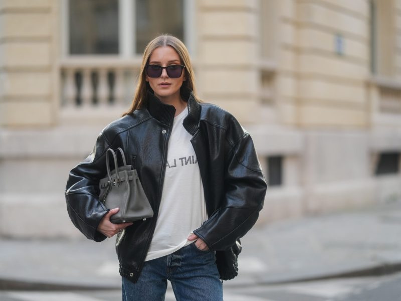 Frau mit Pilotenjacke