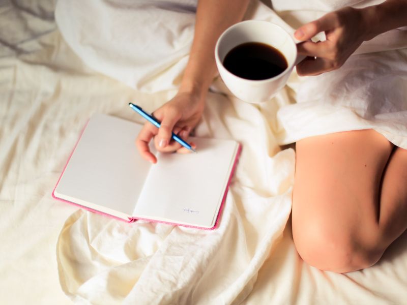 Frau Journaling Kaffee planen
