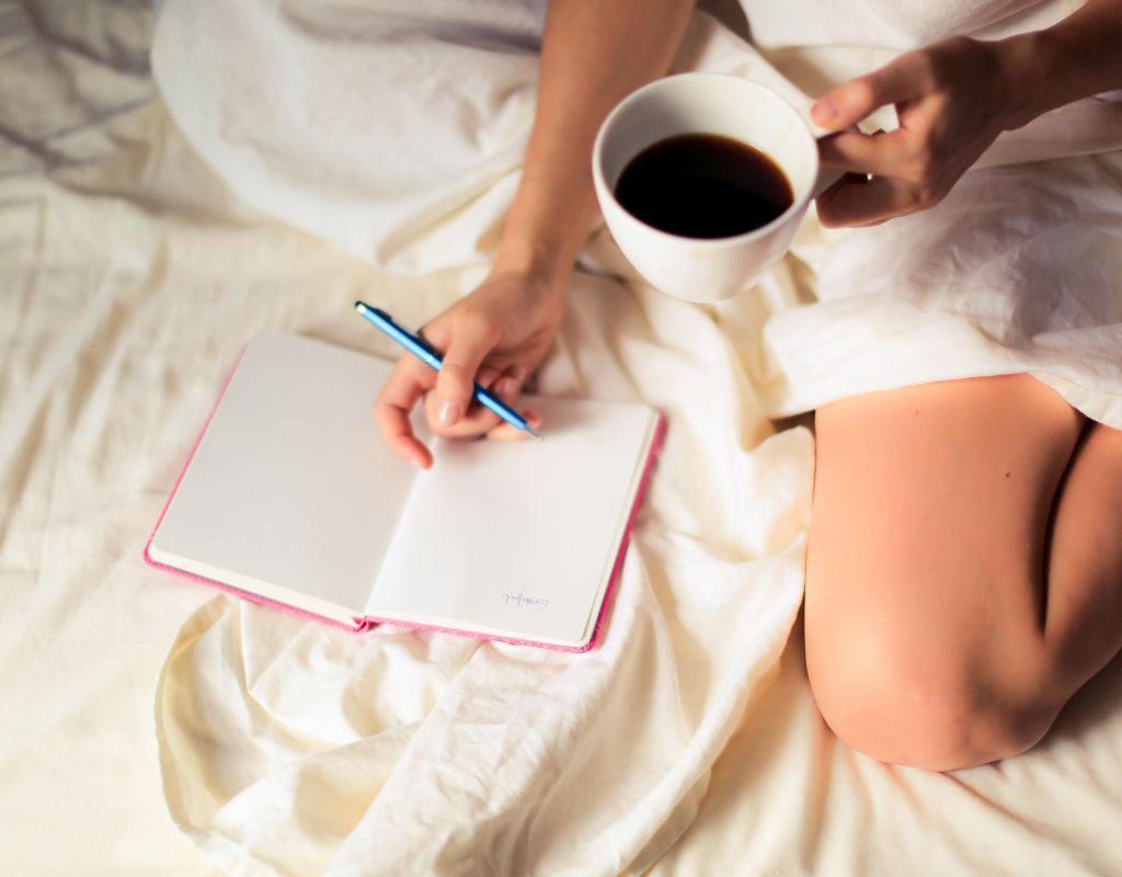 Frau Journaling Kaffee planen