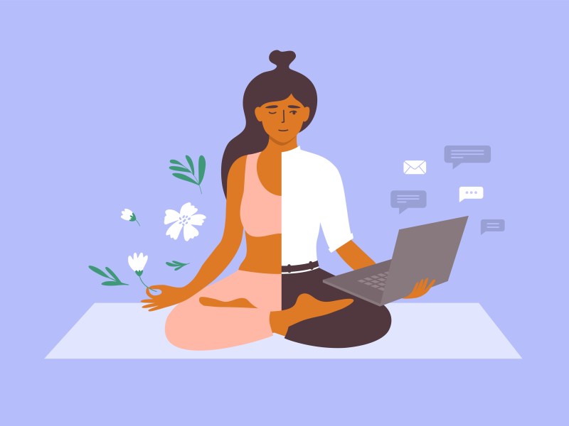 Work-Life-Balance: Geschäftsfrau meditiert auf Yogamatte, hält Laptop und Blume in der Hand.
