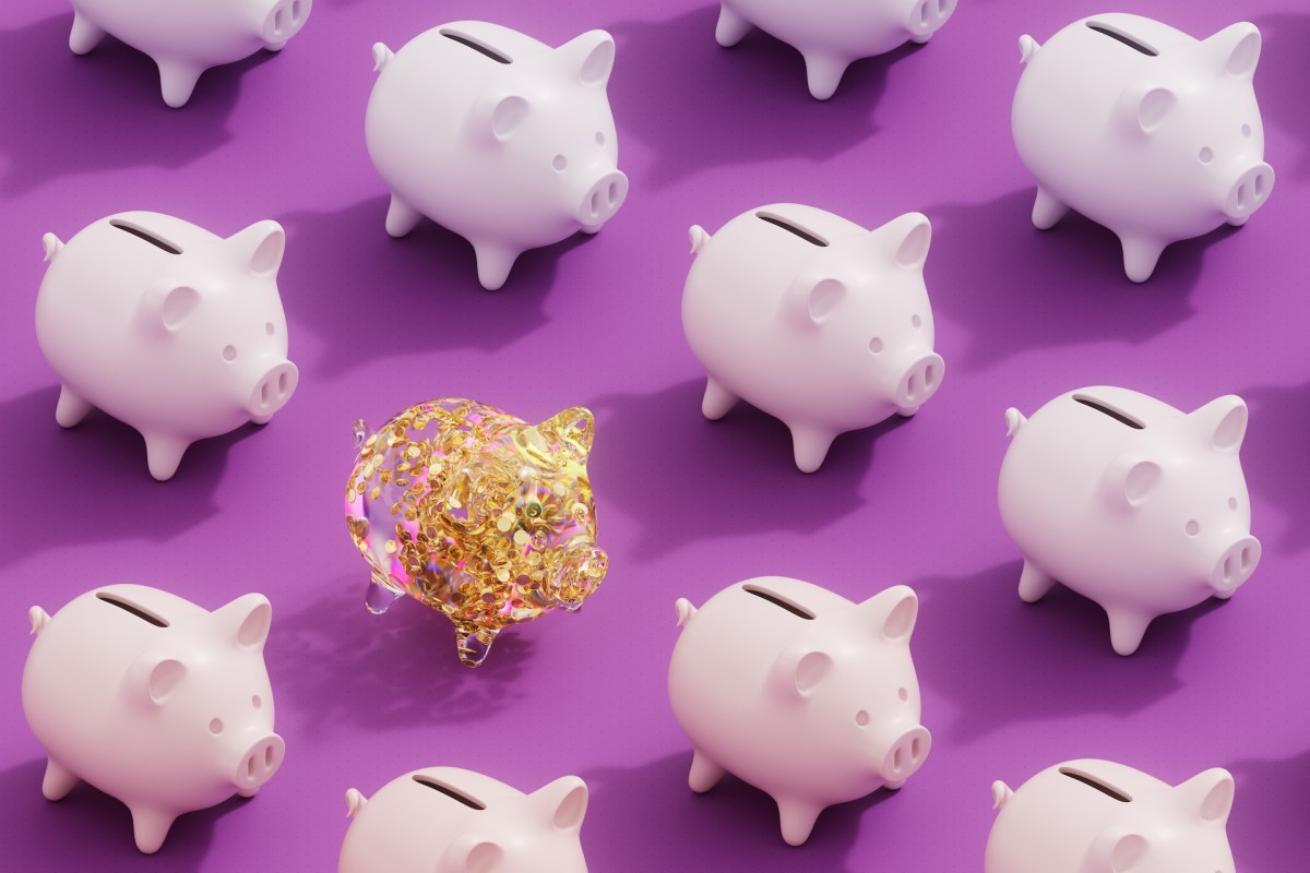 Digital erzeugtes Bild eines leuchtenden Sparschweins aus Glas mit Goldmünzen.