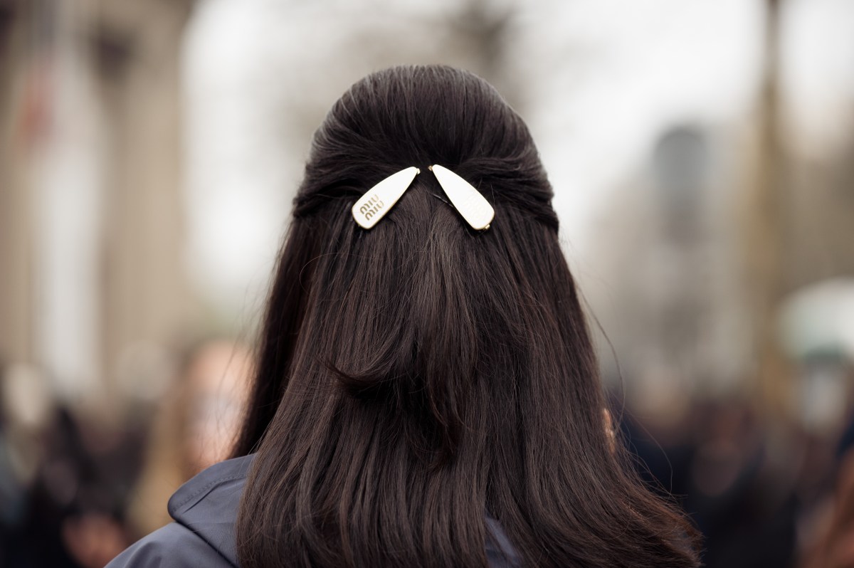 Frau trägt Haarspange