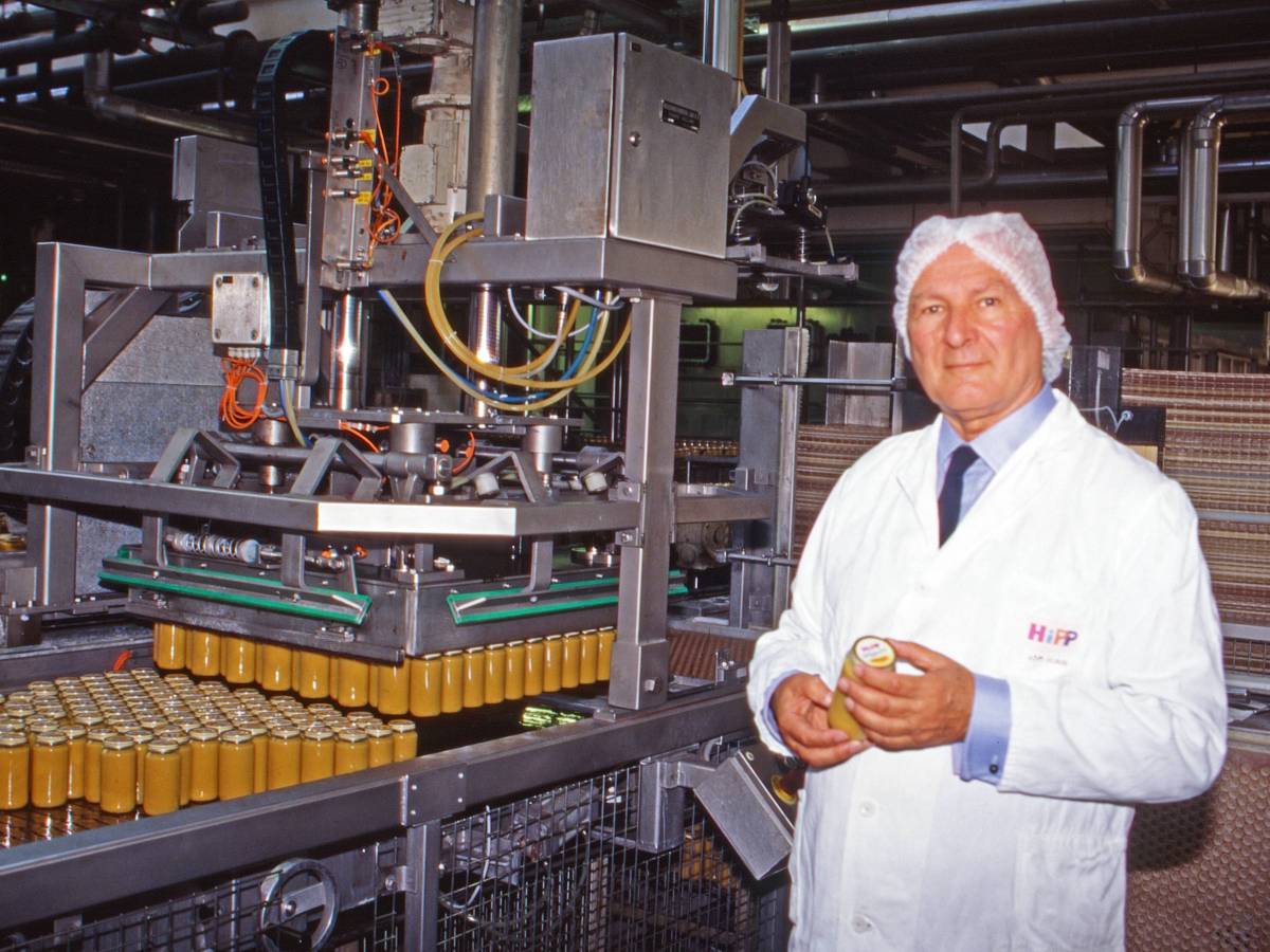 Unternehmer Claus Hipp in der Produktionshalle der Hipp Werke in Pfaffenhofen, Deutschland 2005.