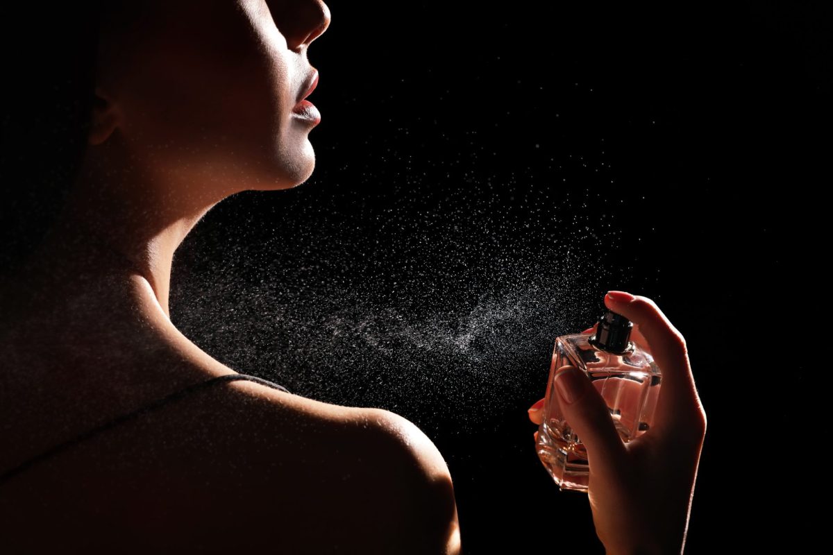 Frau trägt Parfum auf