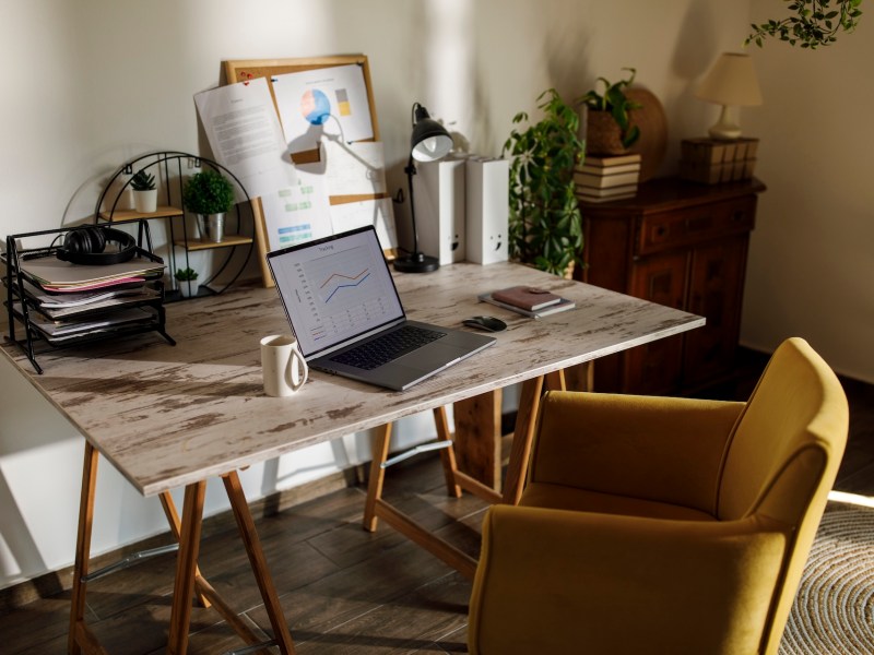 Ansicht eines organisierten und aufgeräumten Arbeitsplatz im Homeoffice.