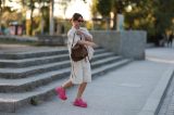 Frau mit Bermudashorts