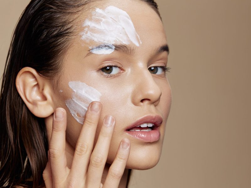 Frau mit Sonnencreme