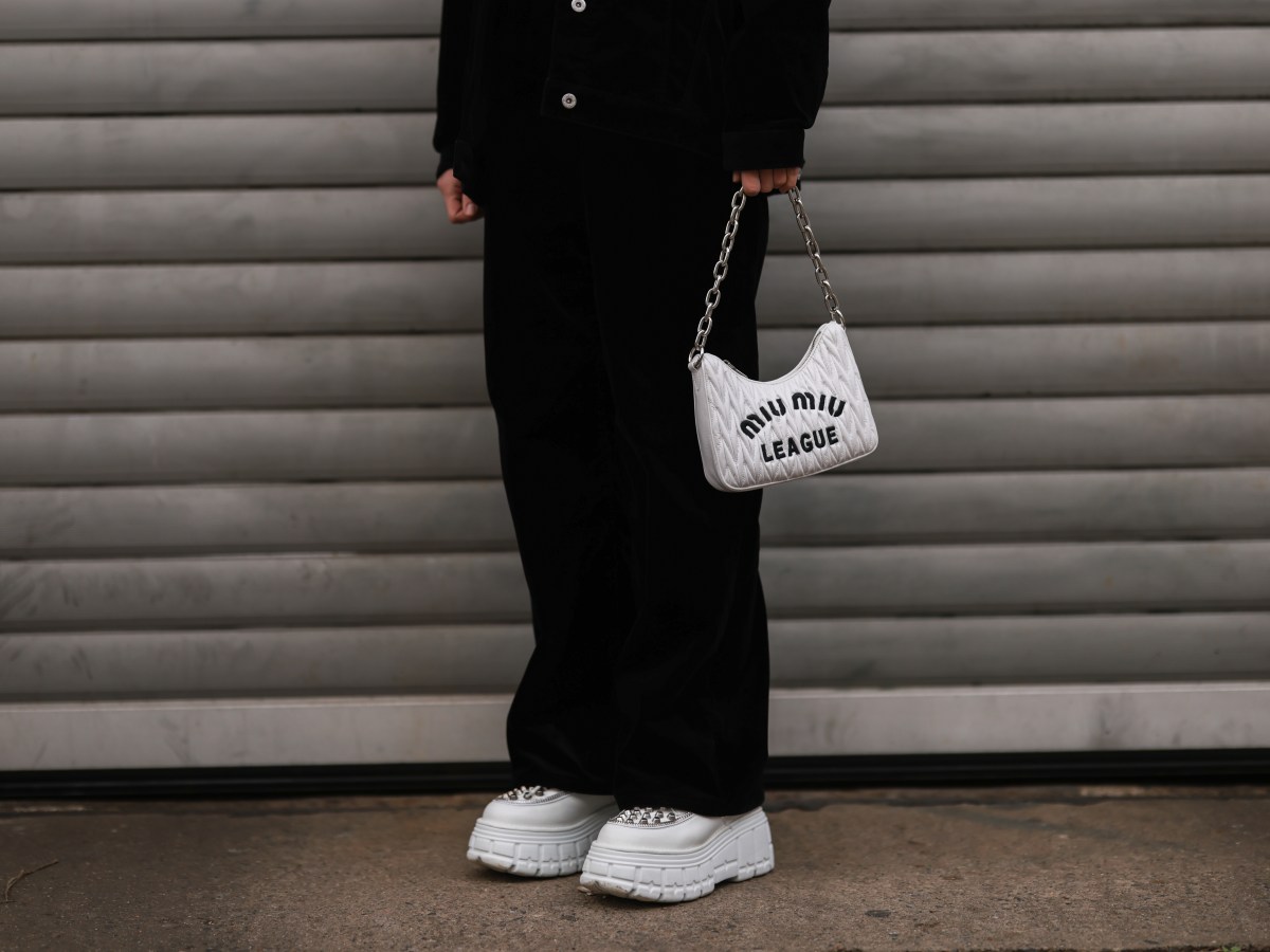 Frau mit Plateau Sneakern