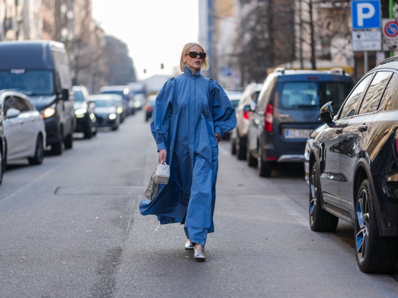 Frau trägt Jeanskleid