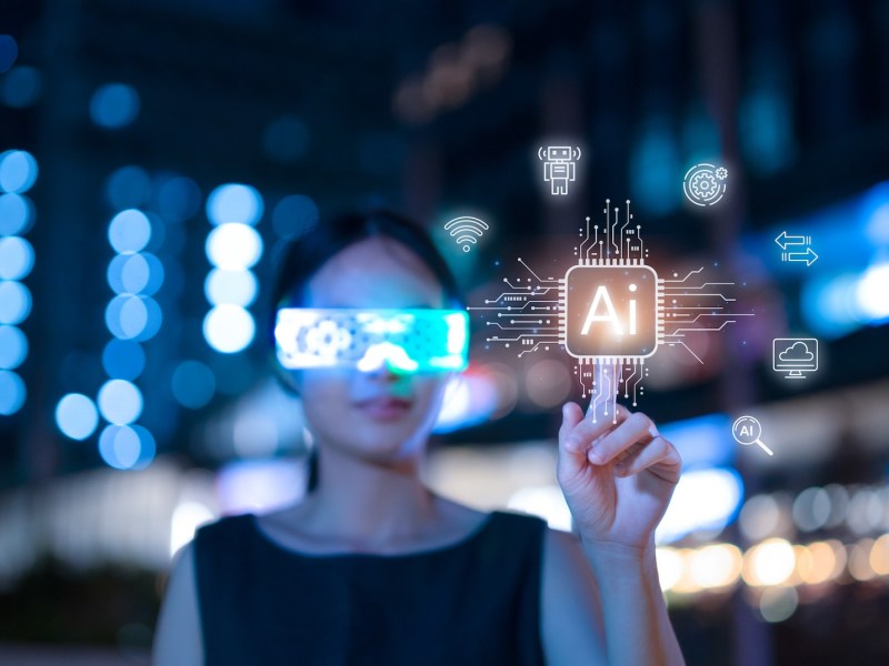 Frau, die mit künstlicher Intelligenztechnologie arbeitet.