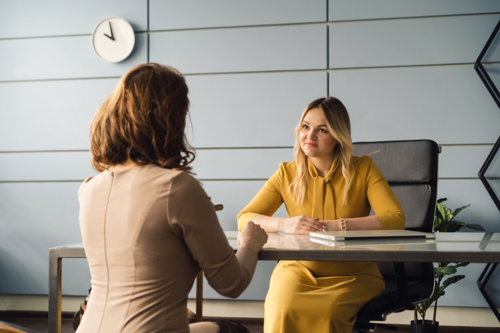Zwei Frauen führen im Büro ein Gespräch.