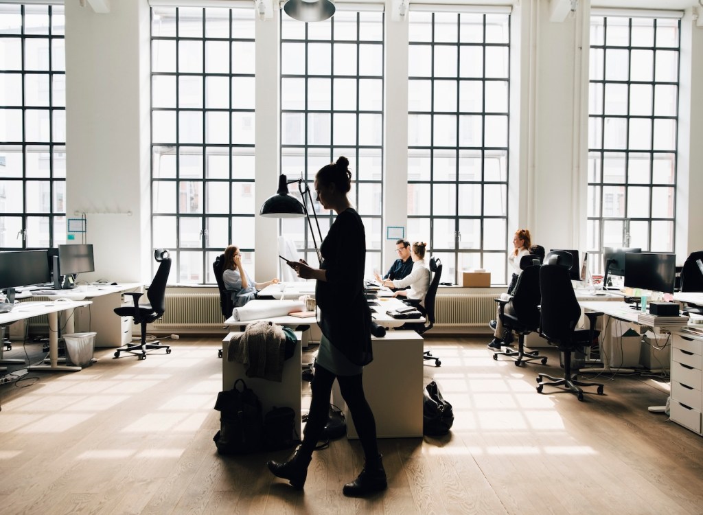 Männliche und weibliche Geschäftskollegen arbeiten im Büro.