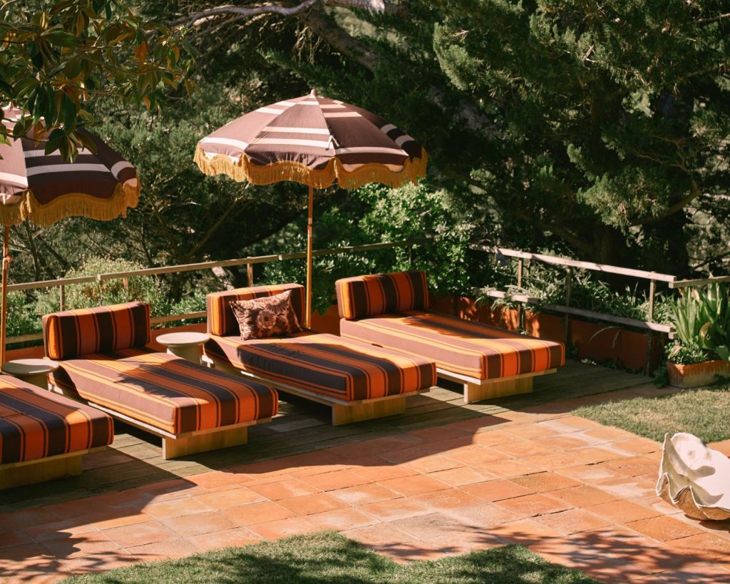 Gestreifte Outdoor-Möbel auf einer Terrasse.