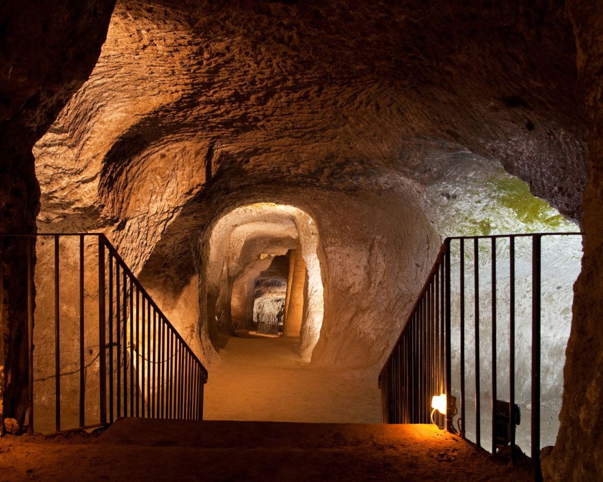 Hotel in Felsen