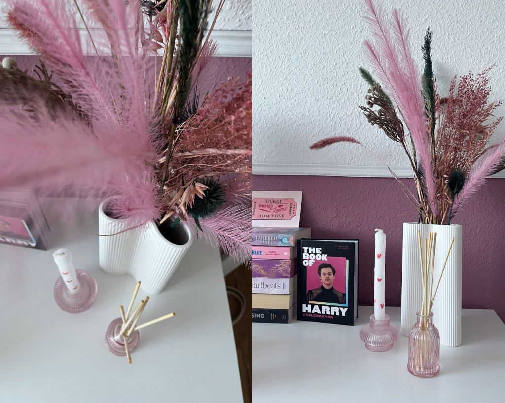 Collage mit einer Vase, in welcher pinke Trockenblumen stecken neben einem Buchstapel.