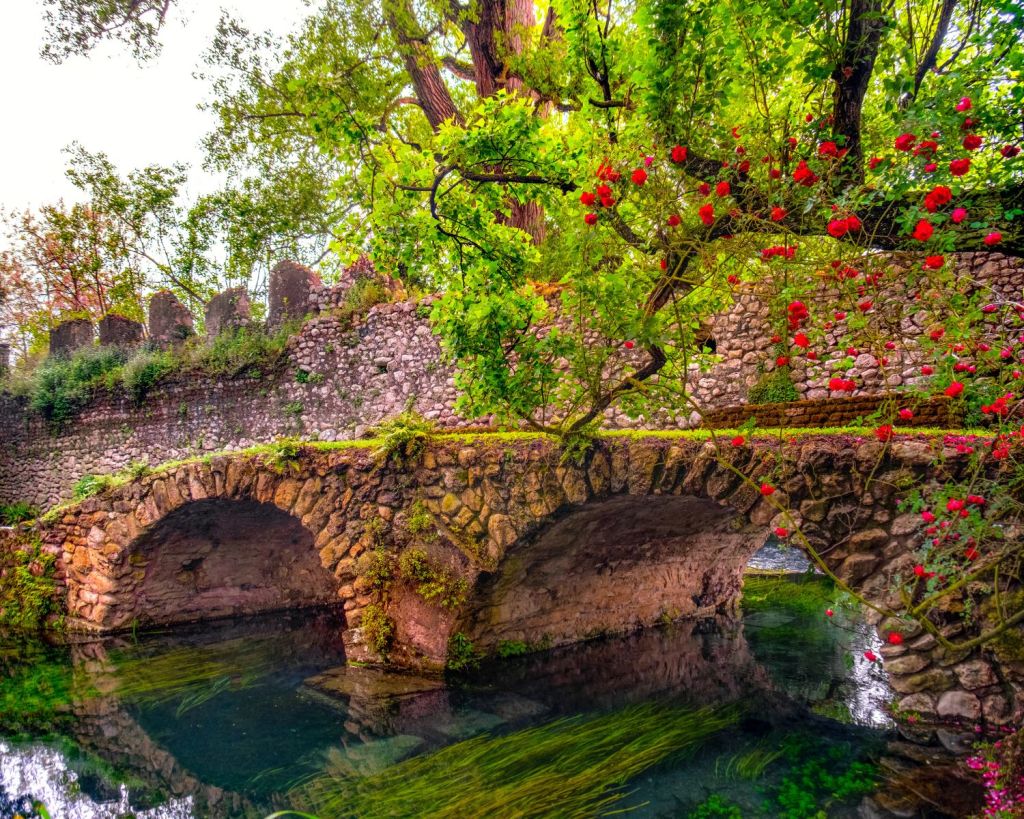 Brücke im Garten von Ninfa