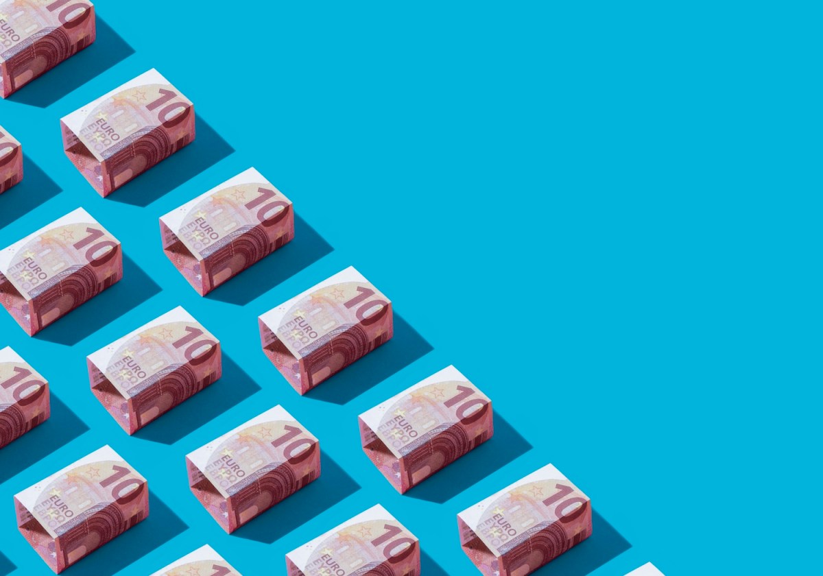 10-Euro-Scheine auf blauen Hintergrund.