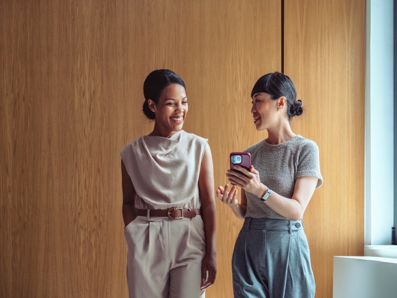 Zwei Frauen unterhalten sich im Büro.