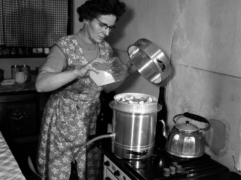 Oma kocht in einer DDR-Küche