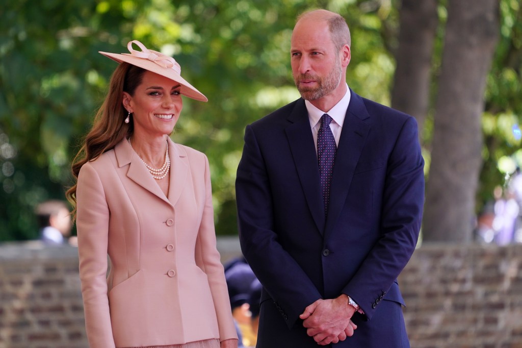 Kate Middleton trägt in Frankreich Dior.