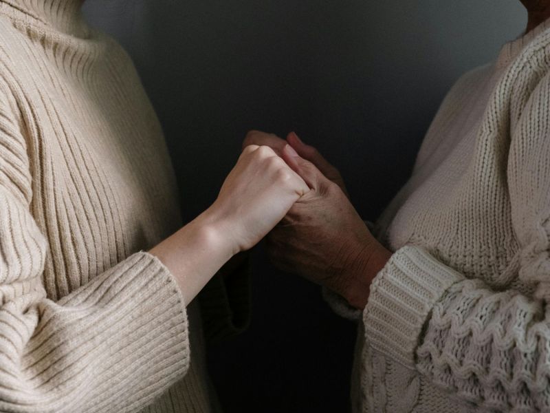 Oma und Enkelkind halten sich an den Händen