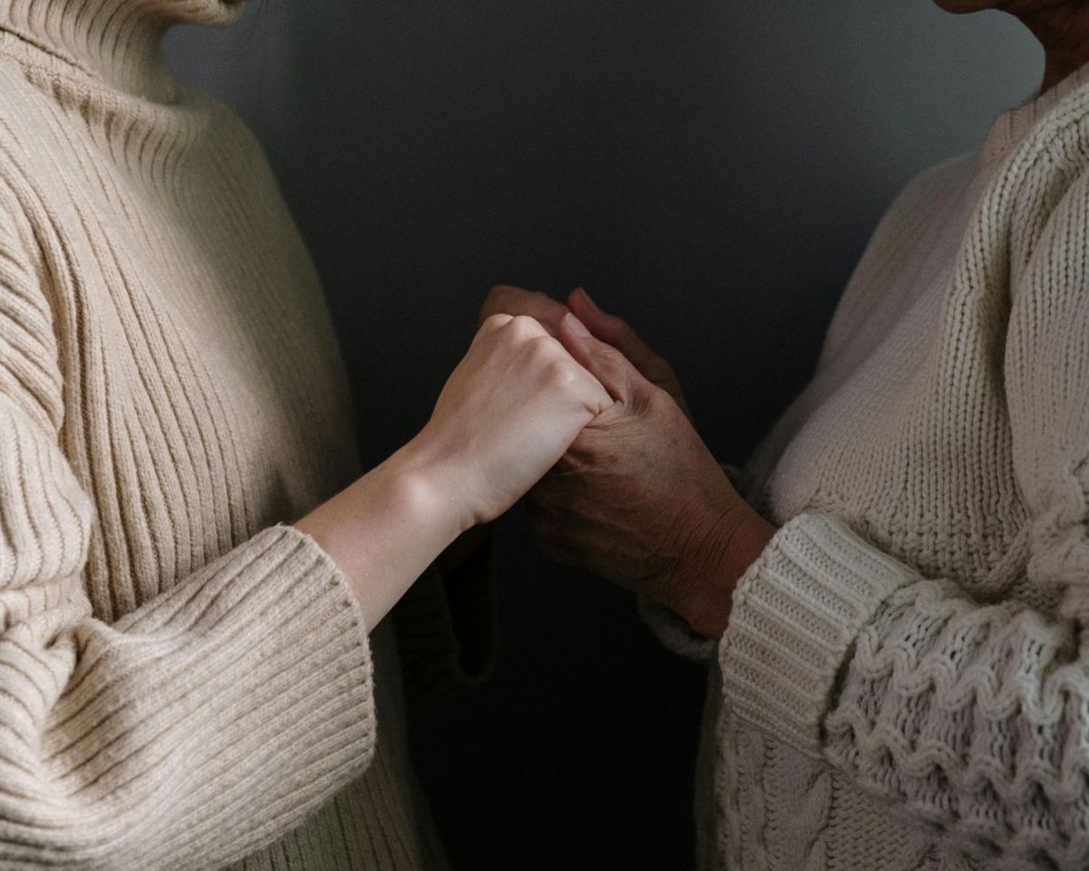 Oma und Enkelkind halten sich an den Händen