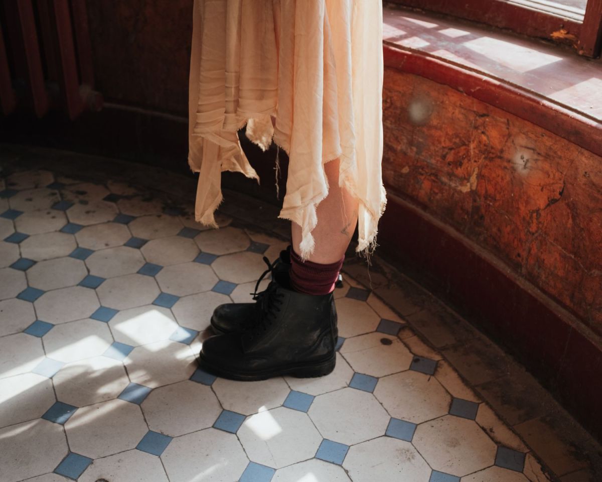 Frau steht auf Fliesen