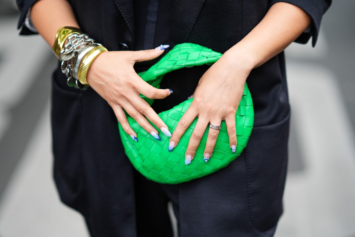 Frau trägt Mixed Metals