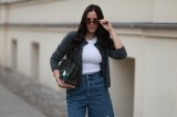 Frau trägt weißes Top