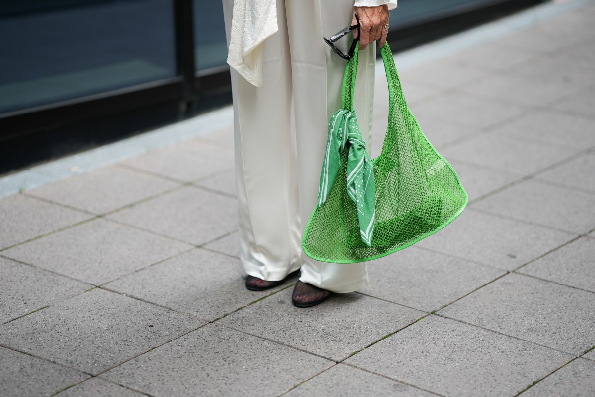 Frau trägt transparente Handtasche