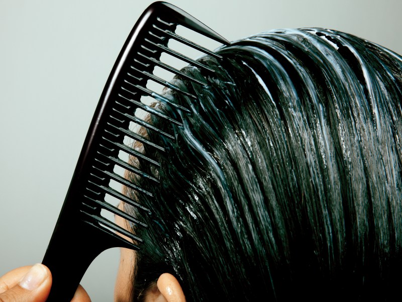 Frau kämmt sich nasse Haare