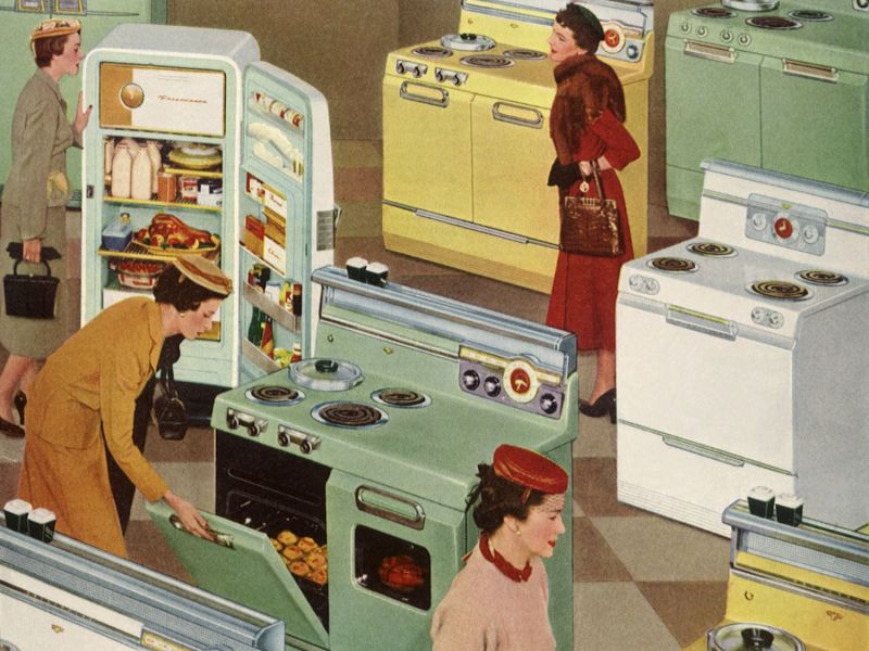 Retro-Bild von Frauen vor Kühlschränken