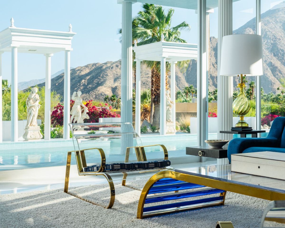 Blaues Interior am Pool