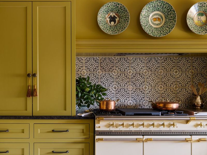 Küche in einem Olivenöl-Grün