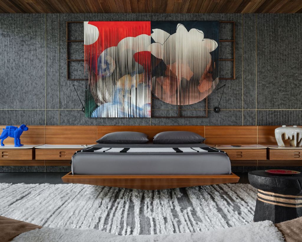 Schlafzimmer mit kontrastierenden Deko-Stücken