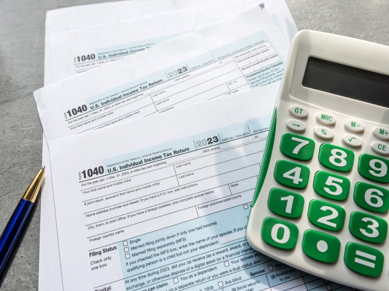 Leere Einkommensteuererklärung und ein Taschenrechner.