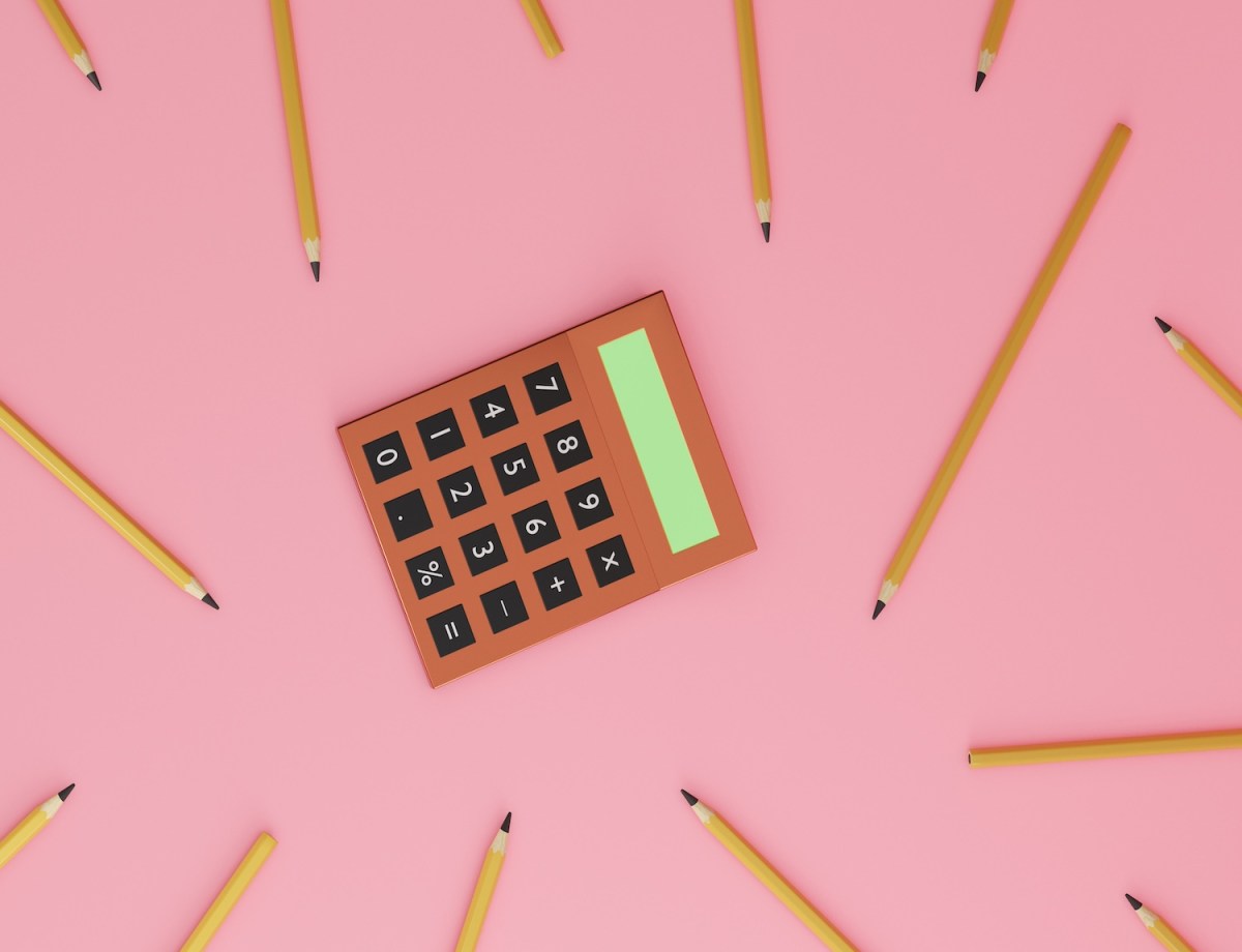 Buchhalterisches und mathematisches Konzeptbild eines roten Taschenrechners mit einem leeren Display.