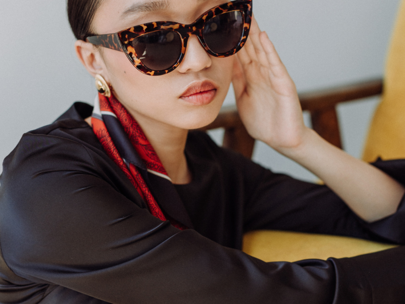 Frau mit Sonnenbrille