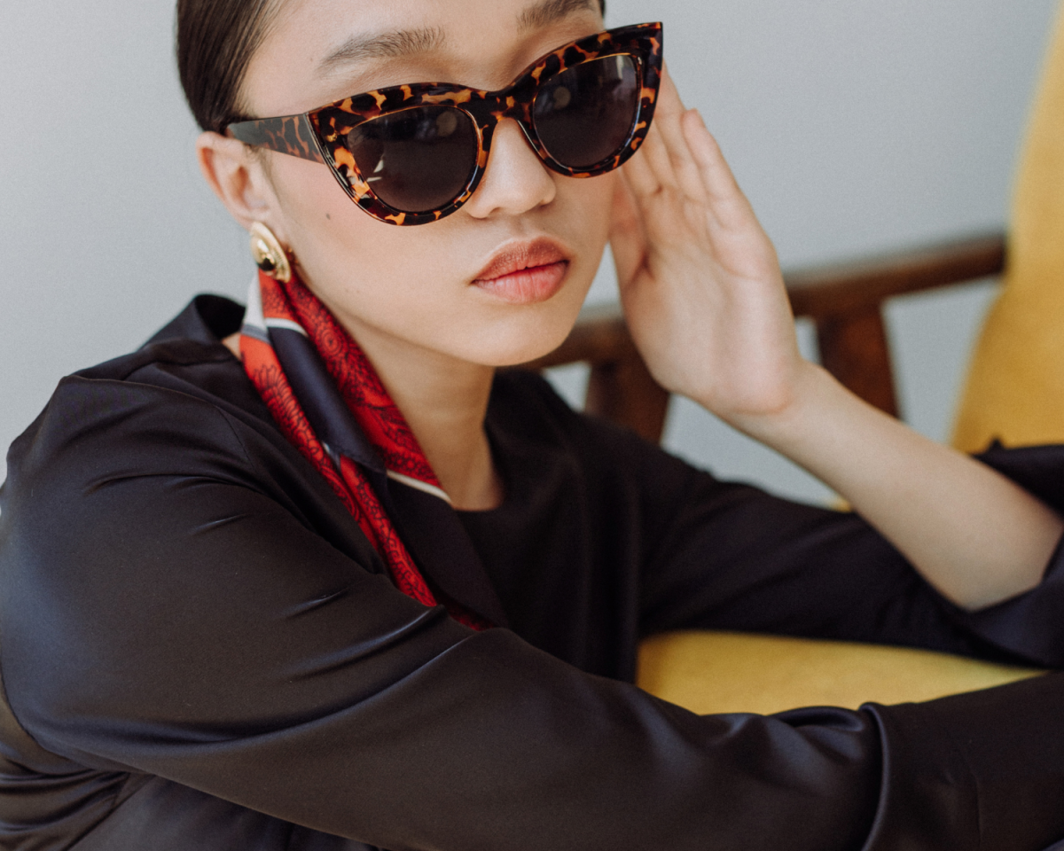 Frau mit Sonnenbrille