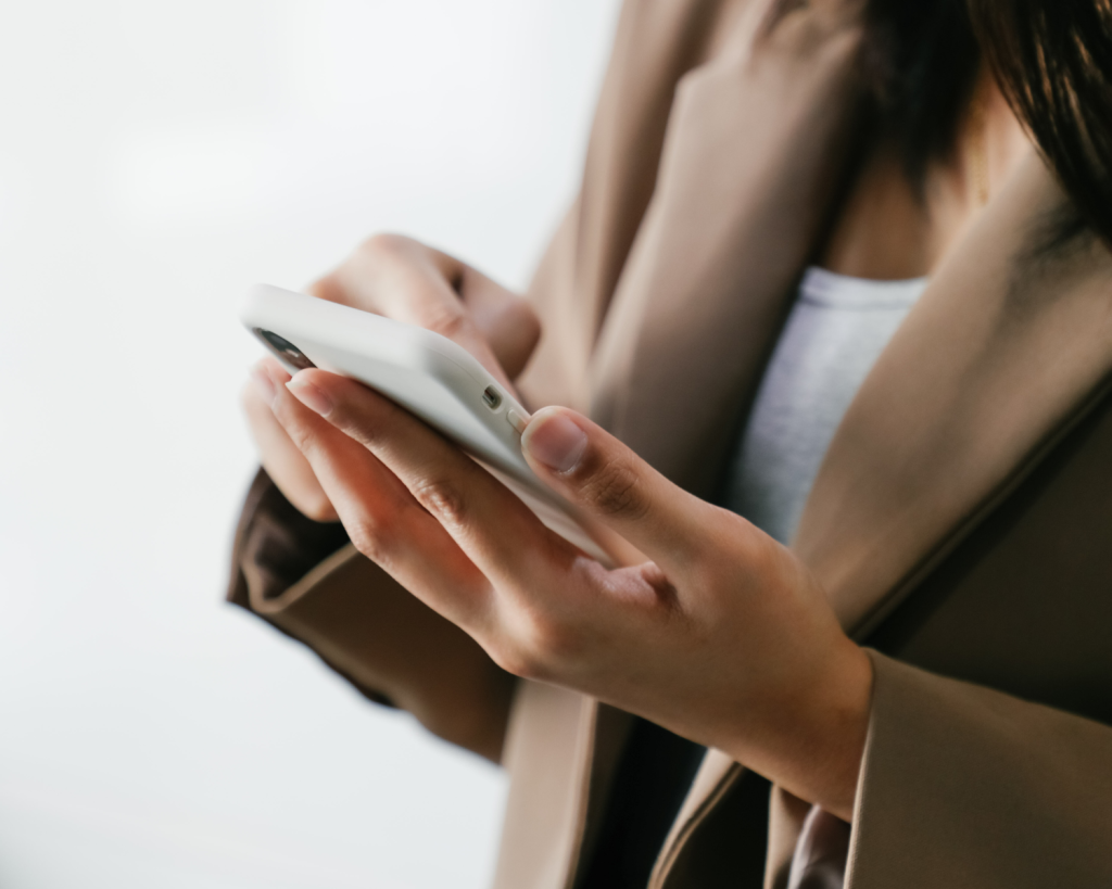 Frau mit Handy in der Hand