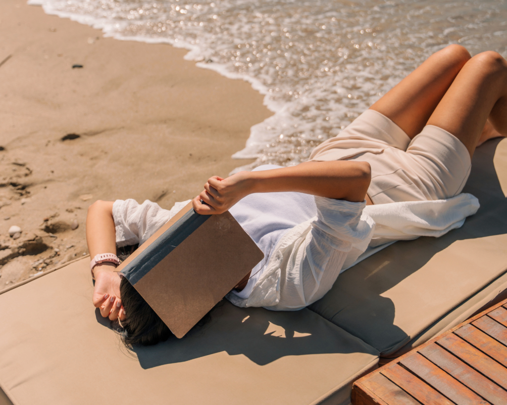 Frau liegt am Strand