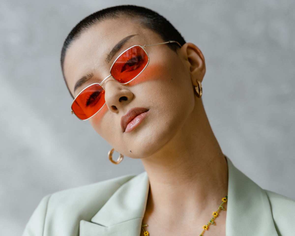 Frau mit Sonnenbrille