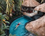 Frau im Pool