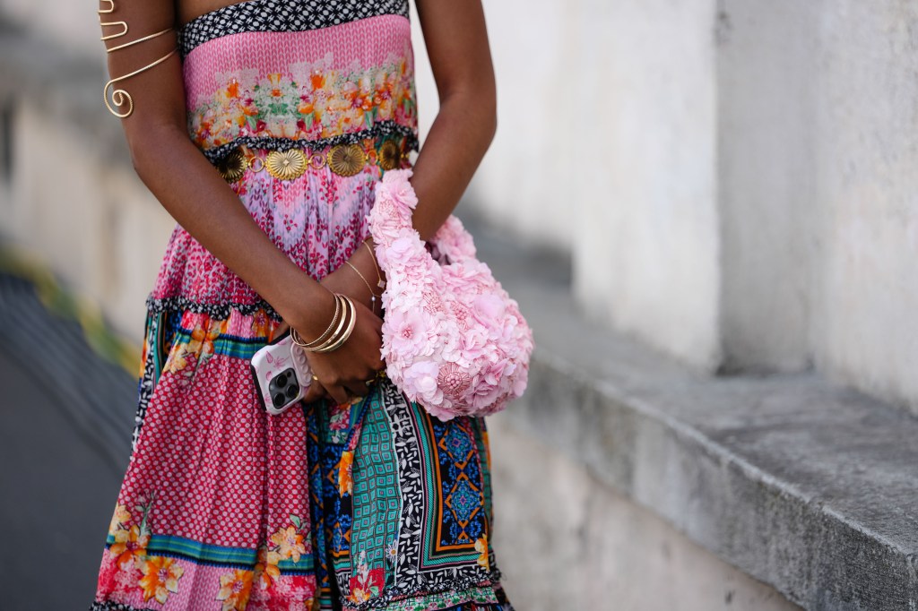Frau mit Blumenkleid