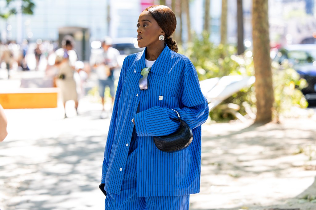 Frau mit Streifenhemd