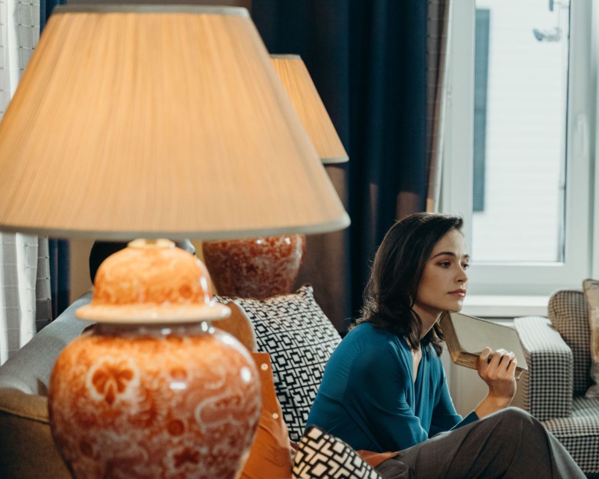 Frau mit Retro-Lampen