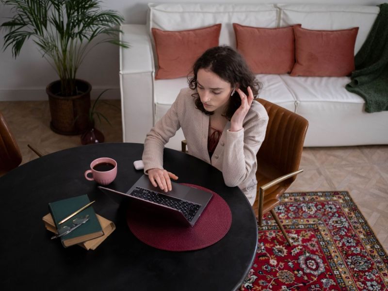 Frau schreibt Arbeitsmails