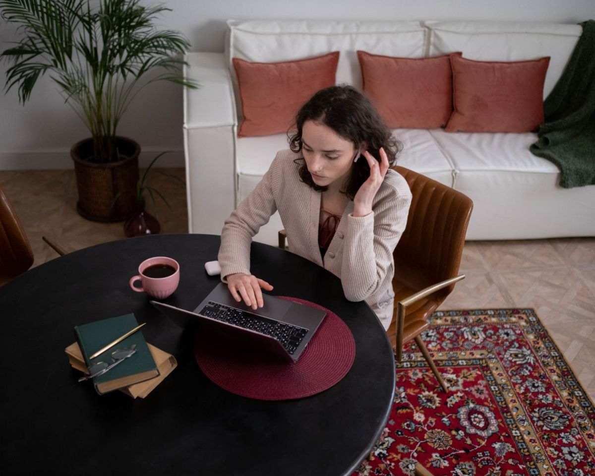 Frau schreibt Arbeitsmails